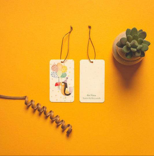 Toco kids’ hanging tag; a hanging tag with gold elastic with a cheerful toucan illustration on a polka dot background